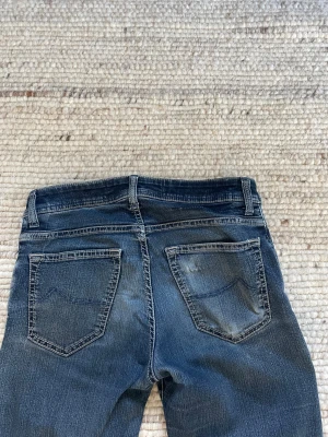 Jacob Cohen jeans  - Ett par lite sjystare Jacob Cohen jeans med skön passform storlek 30, midja 39 längd 100 hål i höger fram ficka vilket inte syns eller märks av när jag själv har använt dom eftersom mobil är där 