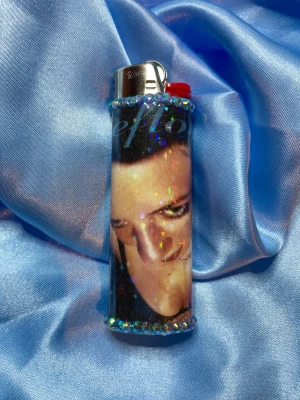 DEFTONES - AROUND THE FUR - lighter - ⭐️1st Refillable BIC MAXI LIGHTER med wrap & rhinestones ⭐️ ✨OBS: under lighter drop 13/12 kommer endast de lighters som har foto och eller sticker med sig i bilden inkludera det, de lighters som ej har något mer i bilden kommer utan något extra!✨🤍 FREEBIES (godis & random stickers) ingår alltid i alla paket 🤍