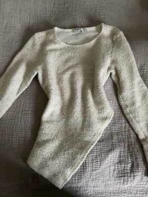 Beige stickad tröja från NA-KD - Mysig beige stickad tröja från NA-KD. Jättefin till både skolan men går även att klä upp! 