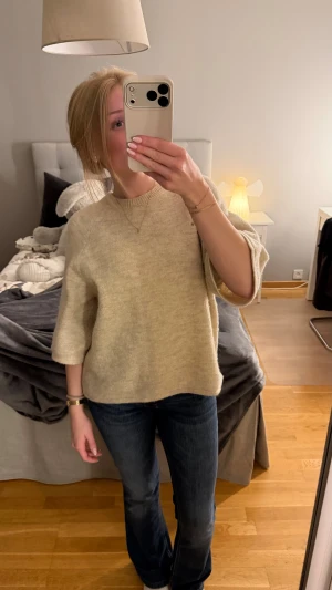 Beige stickad tröja med trekvartsärm - Beige trekvarts tröja från Gina Tricot i storlek XS. Köptes förra året och är använd ca 5 gånger, så i mycket bra skick. Väldigt skön utan att stickas. Hör gärna av dig vid frågor🤎