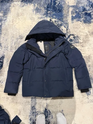 Mörkblå canada goose macmillan black lable - Tja! Säljer denna as feta mörkblå Canada Goose jackan med black lable i nyskick. Jackan är aldrig använd. Inget kvitto finns! Storlek L, han på bild är 185cm, 75kg. Hör av er vid funderingar!