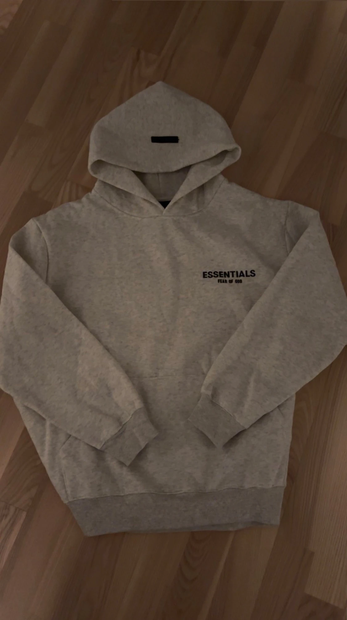 Grå Essentials hoodie
