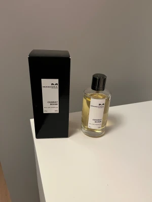 Mancera Cedrat Boise 120ml EdP - Cedrat Boise från Mancera är en Eau de Parfum på 120 ml. Tillverkad i Frankrike. Snygg och stilren flaska – perfekt för dig som vill sticka ut. Finns ungefär 100 ml kvar!