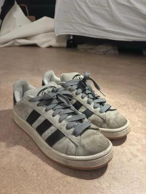 Adidas Campus grå sneakers  - Grå Adidas Campus. Inte jätte förstörda men lite skitiga drf priset. Säljer för de ej passar 🩷