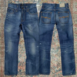 Vintage Nudie jeans Slim Jim  - Sjukt schyssta vintage Nudie Jeans i modellen Slim Jim i mycket fint skick med schyssta slitningar ✌️ Storlek 29/32 med en loose / regular fit 🙌 A: 38cm B: 103 cm