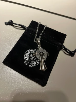 Silver Chrome Hearts halsband - Säljer ett Chromehearts necklace. det är i tung bra kvalitets metall. Kommer med en present påse (bild) yttligare frågor är det bara att höra av sig:)) 