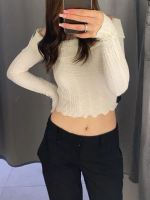 Offshoulder croppad topp i vitt - Säljer denhär jätte fina tröjan från h&m, den är aldrig använd, har bara provat den, så den har legat oanvänd i en låda i ett år. Det är nyskick!  Pris kan diskuteras vid snabb affär!!