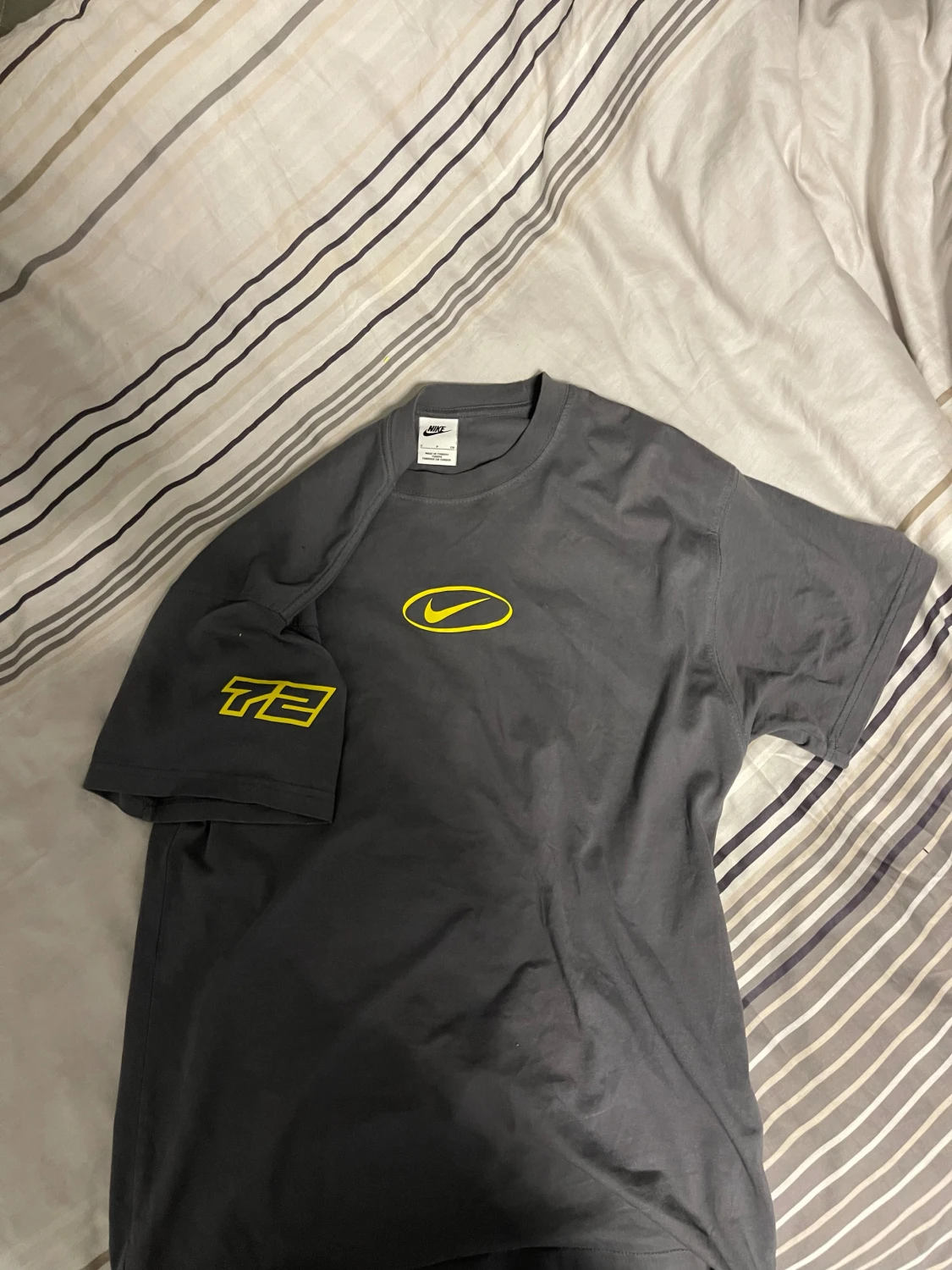 Grå Nike Sportswear t-shirt med gul logga - 1