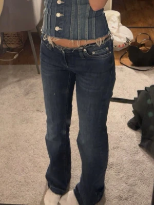 Nelly jeans nyskick - Jättefina Nelly bootcut low waist jeans i nyskick, använda en gång, storlek 34/short. Passar mig som är 164 helt perfekt. Hör av er för frågor💗