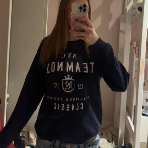 Collage sweatshirt  - Marinblå fin college sweatshirt. I bra skick💞💞