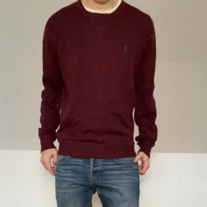 Vinröd Ralph lauren tröja  - Säljer en sjukt fet vinröd tröja från Ralph Lauren. Uppskattad strl L–M. Tröjan är i helt okej skick förutom att lappen är borta, men det påverkar inte användningen. Hör gärna av er vid frågor eller funderingar!!