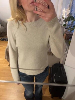Ljusbeige stickad tröja - Säljer en enkel och snygg ljusbeige stickad tröja med rund hals och långa ärmar. Perfekt att matcha med jeans eller kjol för en chill och stilren look. Mjuk och skön, passar dig som gillar klassiska basplagg.