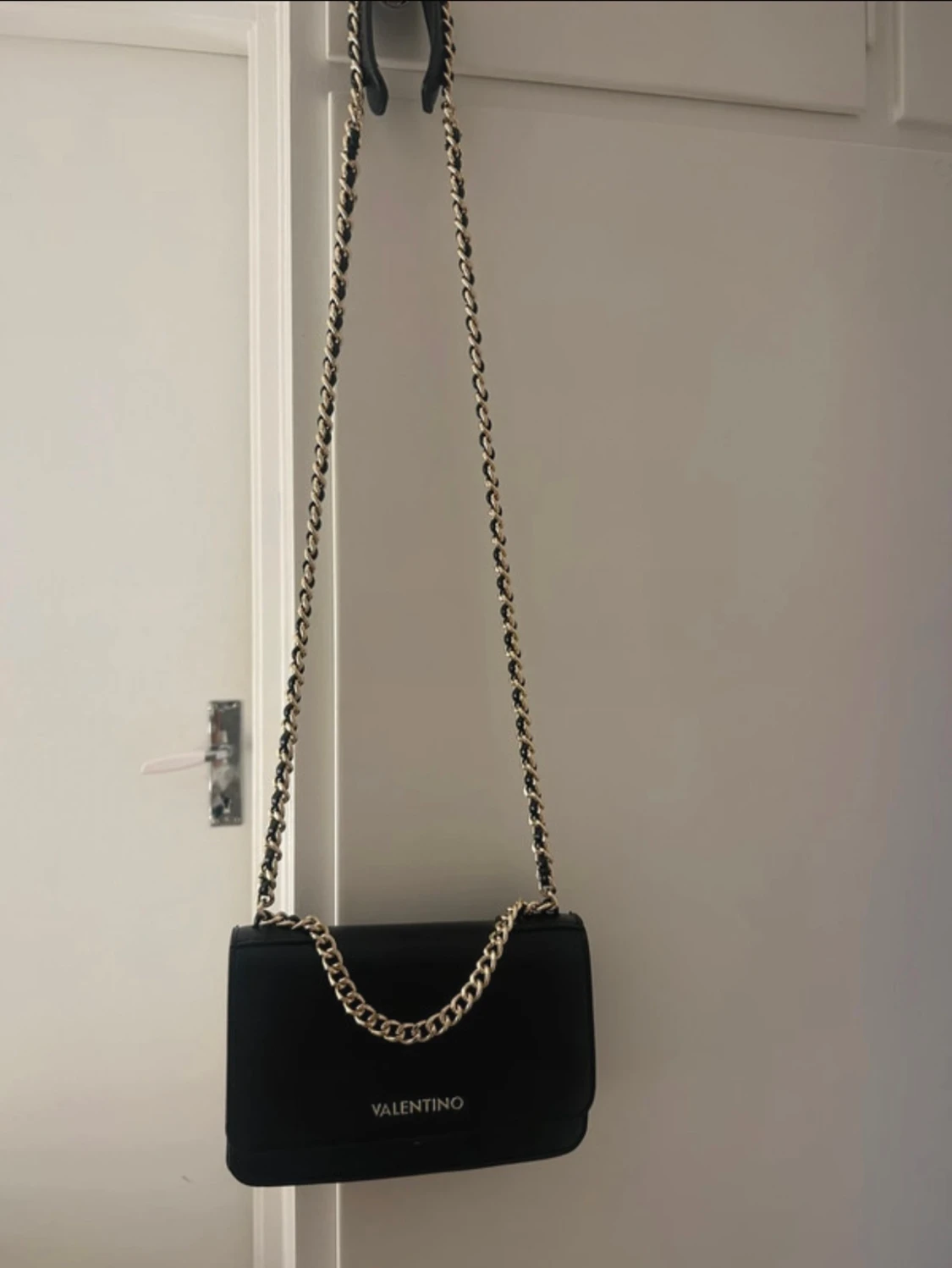 Svart axelväska från Valentino