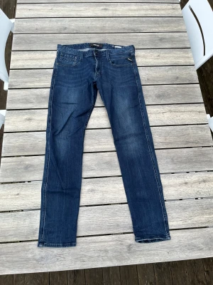 Replay anbass jeans - Replay anbass i fint skick! Inga defekter. Storlek 31/32. Kontakta mig för fler frågor och funderingar!