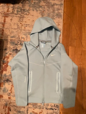 Nike nocta - Nike nocta hoodie storlek S mindre än mig. OBS  folk som är 175 neråt kommer det passa er perfekt 👌 