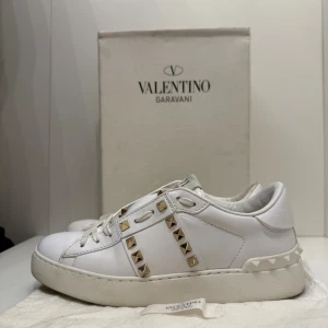 Valentino Rockstud  - Valentino rockstuds mycket bra skick, storlek 36!