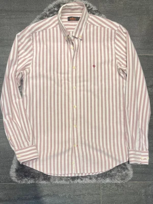 Morris Skjorta Randig  - Lila randig skjorta från Morris i storlek M. Mycket fint skick och gjort i ett extra mjukt och skönt material som sitter riktigt bra.