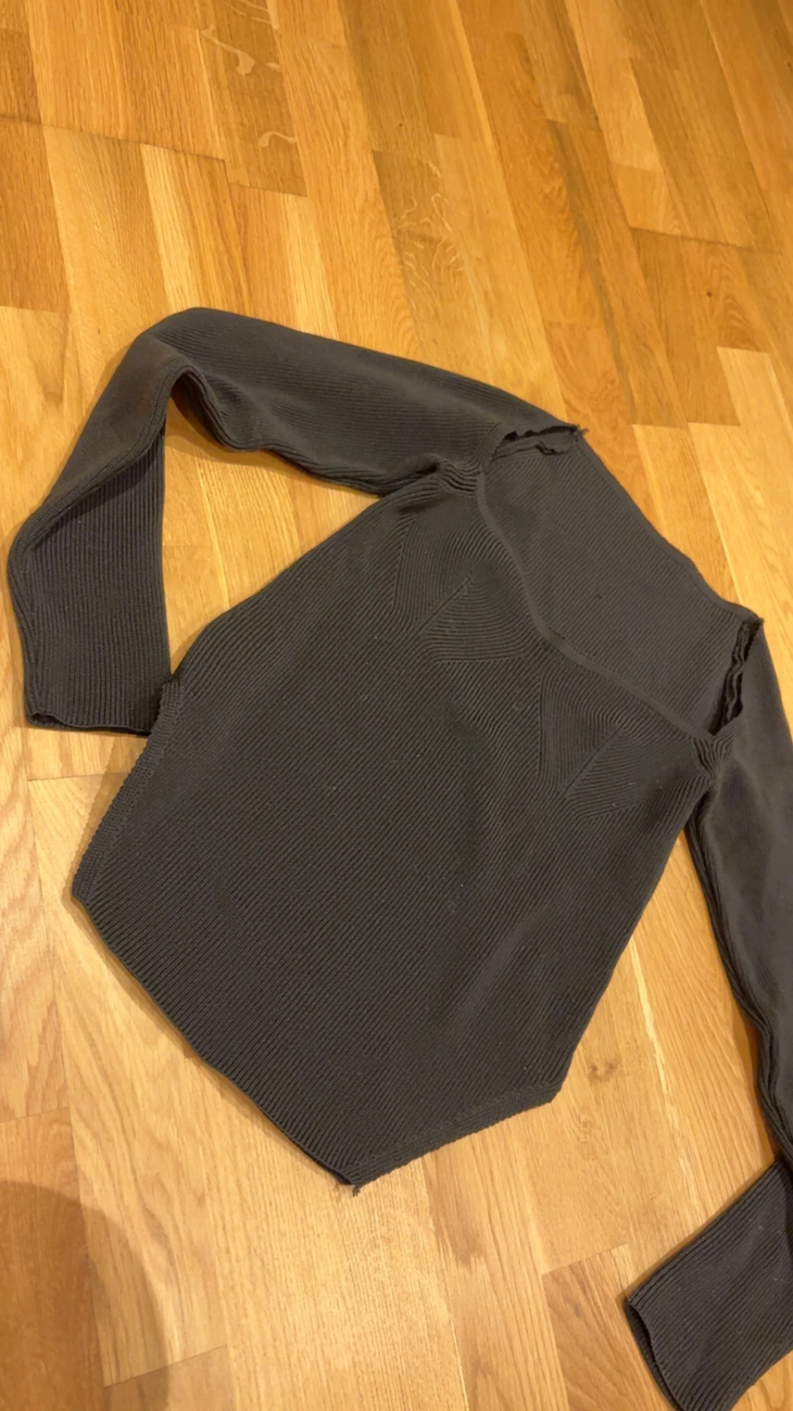 Svart ribbad långärmad stickad tröja