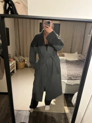Lång kappa - Kappa i ullmix från H&M som passar för höst, vinet och vår! Nypris ca 2000, säljer för 1300kr. Vid snabb affär kan pris diskuteras!
