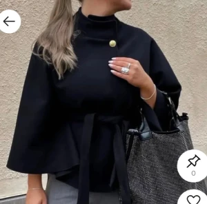 Svart poncho  - Svart helt ny jack poncho från missay. Aldrig använd bara testad 