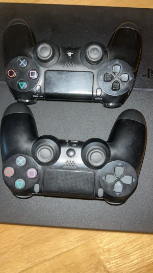 PlayStation 4 med två DualShock 4 kontroller - Säljer en PlayStation 4 med två original DualShock 4 kontroller och strömkabel. Konsolen och kontrollerna har synligt bruksslitage men är i fungerande skick. Laddare till kontrollerna ingår ej