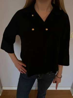 Svart kofta med guldknappar - Snygg svart kofta med guldknappar framtill. Koftan har trekvartsärm och är lagom tjock i materialet. Perfekt under en tunnare jacka! 💓💓