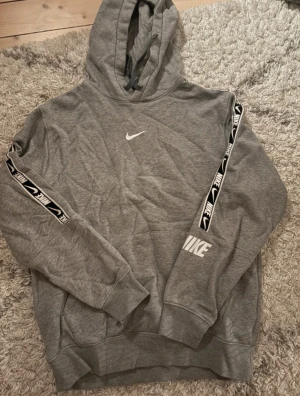Nike hoodie  - Nike hoodie som är grå