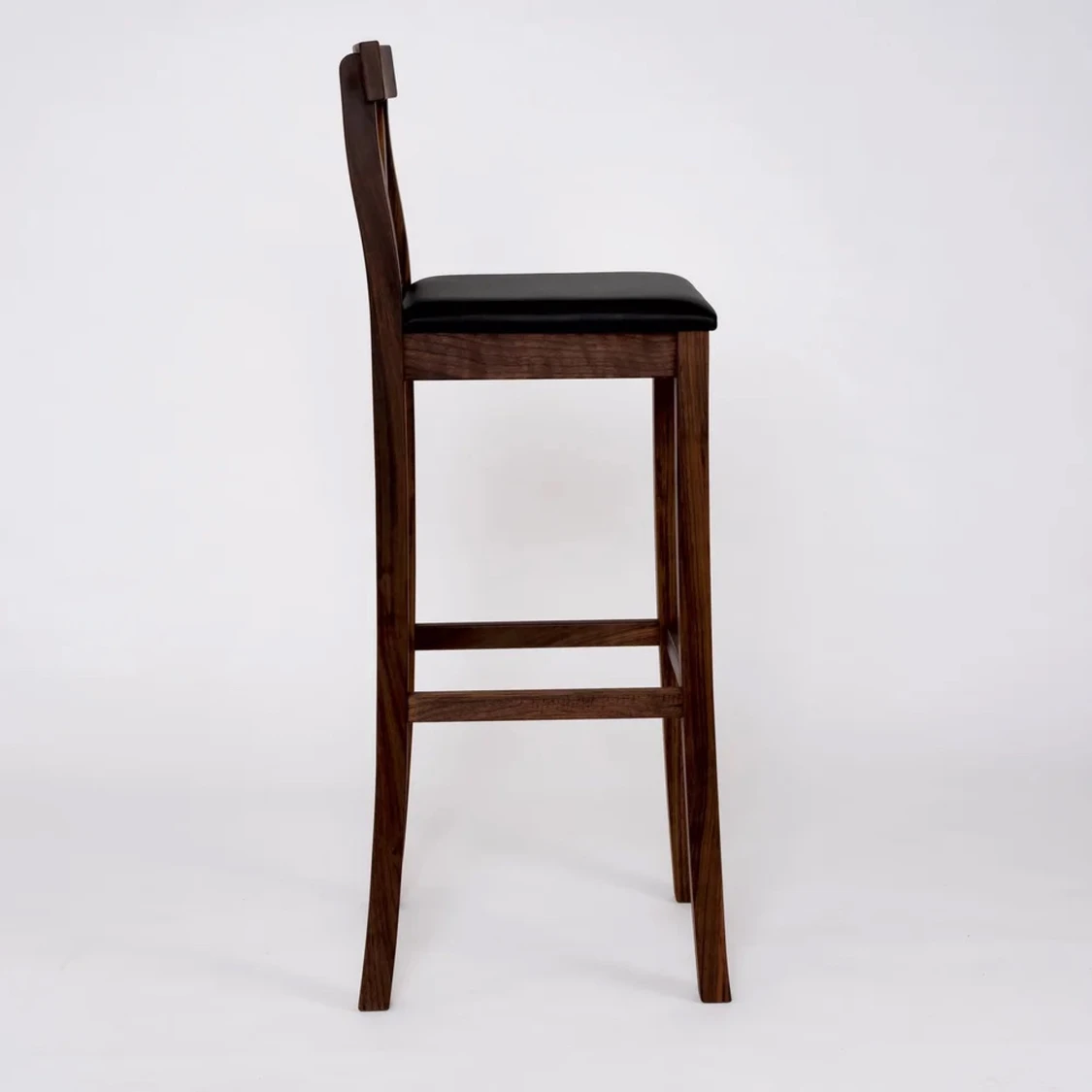 Fyra stolar till salu – 300 kr/stSäljer fyra fina stolar i mycket bra skick.Inga repor eller skador.Passar perfekt till kök, sminkbord eller vardagsrum.Pris: 300 kr per stolPlats för upphämtning: Stockholm