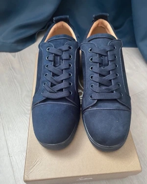 🔥 Christian Louboutin Sneakers – Storlek 43 - Stilrena och lyxiga sneakers i blå mocka den ikoniska röda sulan och broderad logotyp på hälen. Skorna är i mycket fint skick och levereras med originalkartong. Perfekta för dig som vill sticka ut med klass och komfort! 👟✨tveka inte och diskutera pris 🤩 📦 Skickas ut idag!  🧵 Material: mocka  🎨 Färg: blå 📏 Storlek: EU 43 💥 Röd sula – signatur från Louboutin ⚡️ Broderad logga bak 📦 Originalkartong medföljer 🚚 Snabb leverans – skickas samma dag!