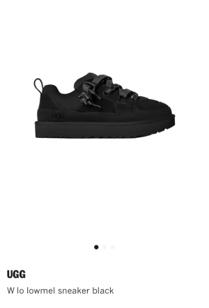 Svarta UGG Lowmel sneakers -  svarta sneakers från UGG med breda snören och grov sula. Ovandelen är i mocka och syntet, med coola detaljer och rund tå. Perfekt för dig som gillar streetstyle och vill ha en bekväm sko med attityd. Andvönda få tal gånger skriv privat för bilder storlek 38