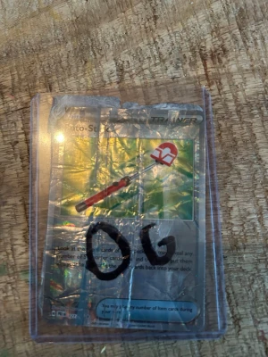 Pokémon kort - Bilderna visar ett Pokémonkort, inte en väst. Ingen information om färg, form, märke eller material på någon väst kan utläsas.