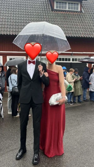 Vinröd balklänning öppen rygg - Säljer en vinröd balklänning i oneshoulder-modell med öppen rygg och snygga banddetaljer som knyts baktill. Klänningen har en elegant, figurnära passform och är perfekt för bal eller andra fina tillställningar . Endast använd en gång så i fint skick. Hör av dig vid frågor, pris går att diskutera🫶