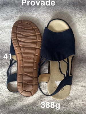 Marinblå sandaler från Era, storlek 41 - Snygga marinblå sandaler från Era med öppen tå och remmar Yttersulan är i brunt gummi med bra grepp. Perfekta för varma dagar och enkel att matcha med olika outfits.🌸Endast testade. Dyra i inköp. Storlek 41