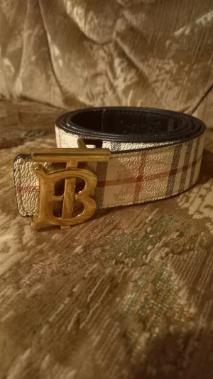 Rutig Burberry-inspirerad bälte - Säljer Burberry bälte. Perfekt bälte för grisch så om du är grisch jag rekommenderar att du köper den. Har bara använt typ 4-5