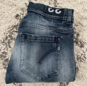 Dondup George jeans - Säljer dessa Dondup jeans i model George, skick 10/10 knappt använda/ ny pris +3500kr pris kan diskuteras vid snabb affär! 