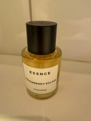 Essnce Strawberry Eclair Parfym - Helt ny. Upptäck ESSNCE Strawberry Eclair Eau de Parfum – en modern parfym med stilren design. Perfekt för dig som vill sticka ut med något unikt och trendigt.