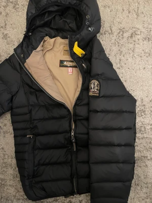 Parajumper - En schyst vinter jacka,superlätt,högra dragkedja kan hoppa av sin plats men enkelt att sätta tillbaka 