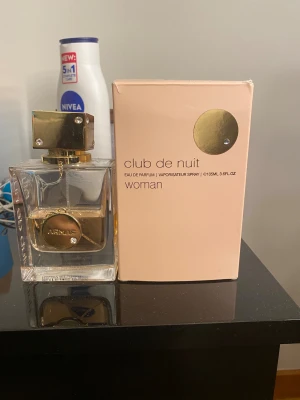 Club de Nuit Woman Parfym - Stilren parfym med lyxig känsla från Armaf. Flaskan innehåller 100 ml Eau de Parfum. Perfekt för dig som vill sticka ut med en elegant touch.
