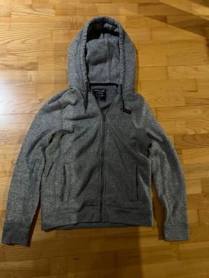 Abercrombie & Fitch Zip up - Säljer min A&F zip up då den tyvärr inte används längre. Storlek M med inga defekter, kom med frågor eller bud👍