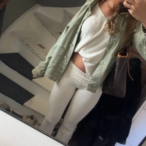 Grön jeans jacka från Zara - Snygg ljusgrön jeansjacka från Zara. Använd 2 gånger. 