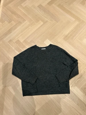 Mörkgrå stickad tröja från H&M - Ser denna jättefina stickadetröjan ifrån H&M i st S. Tröjan kan vara lite nopprig men de ska gå att få bort med noppermaskin eller rakhyvel. Skriv om ni vill ha bild på💕pris kan diskuteras