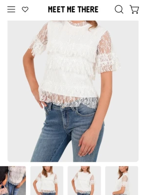 Vit spetsblus med volangdetaljer - Superfin vit blus i spets, från meet me there knappt använd. Skriv för bilder på 