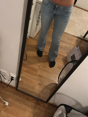 Ljusblå bootcut jeans från MSART - Säljer ett par ljusblå jeans från MSART med klassisk femficksdesign och bootcut-ben. Jeansen har en snygg tvättad look och är även väldigt stretchiga.