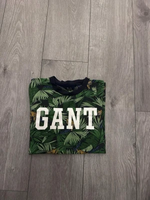 Grön mönstrad t-shirt från GANT - Tja den är i mycket bra skick från Gant i storlek 152cm