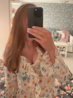 Söt sommar blus  - Säljer denna söta blus med blommor på och volanger. Blusen är u-ringad och jätte fin till både jeans, kjol och kostymbyxor💕blusen är aldrig använd o h lappen sitter kvar!