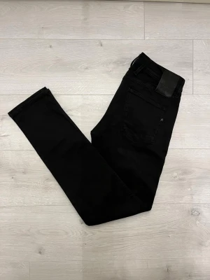 Replay anbass svarta jeans  - Hej! Säljer dessa replay anbass jeans//inget fel på jeansen//fråga gärna! 