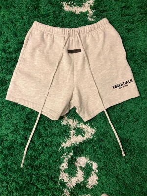 Essentials fear of god shorts  - Säljer ett par essentials fear of god fleece shorts I väldigt fint skick. De är perfekta inför sommaren och har en skön passform. 