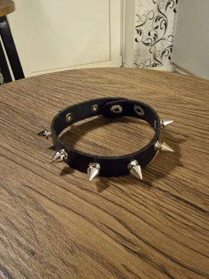 Halsband punk - Punkarmband i PU-läder för män/kvinnor. Goth punk rock-armband. Längd 24 cm. Bredd 1,5 cm.