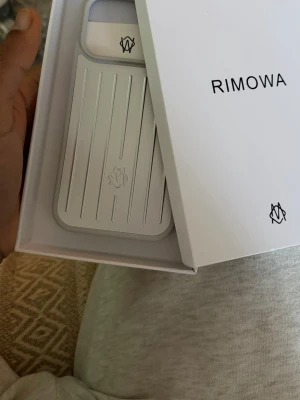 Mobil skal från Rimowa - .