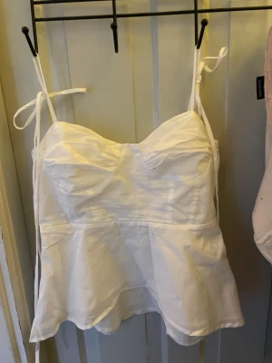 Vit linnetopp med knytband - Jätte populära stockholmsstil linnet helt oanvänt knyter banden själv💕